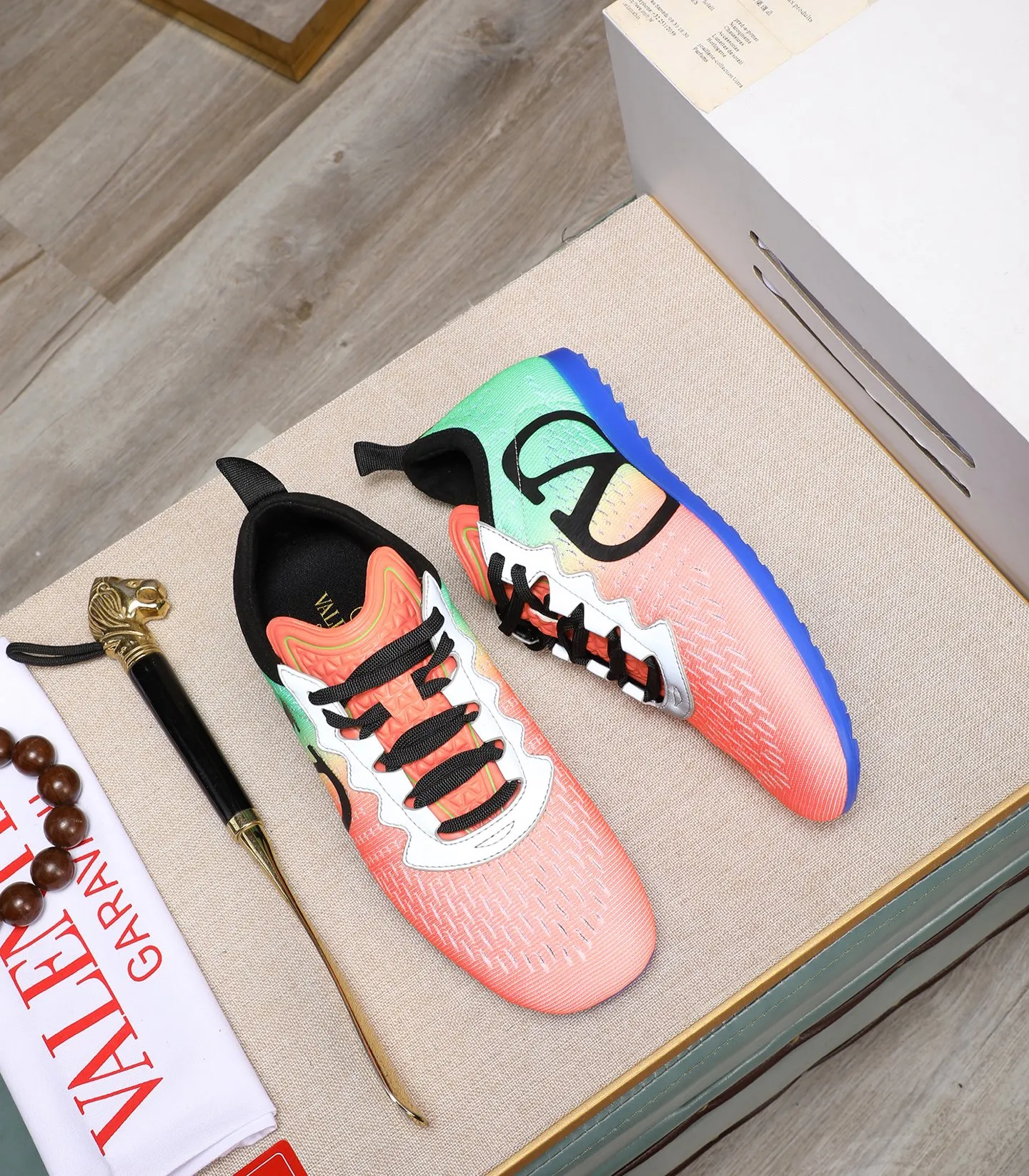 Men's Men's Shoes 💰620 VALENTINO 🌹🌹🌹2025 Valentino's latest spring sneakers! The counter 🔥 recommends RUNBOOT, which is lightweight and comfortable. It has a multi-functional design that integrates blue sneakers, running shoes, and fashionable sneakers to create a cool on-foot effect. ♥️♥️Fashionable sneakers that are sought after by many popular celebrities and fashion influencers♥️♥️. 👉All-round original 1:1 high-end production 👉Fabrics: Two options: delicate, soft and comfortable eyelet lambskin and high-end technical fabrics 👍Super soft suede special lining inside 👍Outsole wear-resistant TPU material 👍Full set of original counter packaging